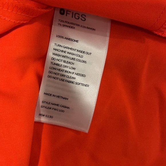 FIGS Casma Scrub Tops for Women — Classic Fit, 3 Pockets, Four-Way size M - Picture 6 of 6